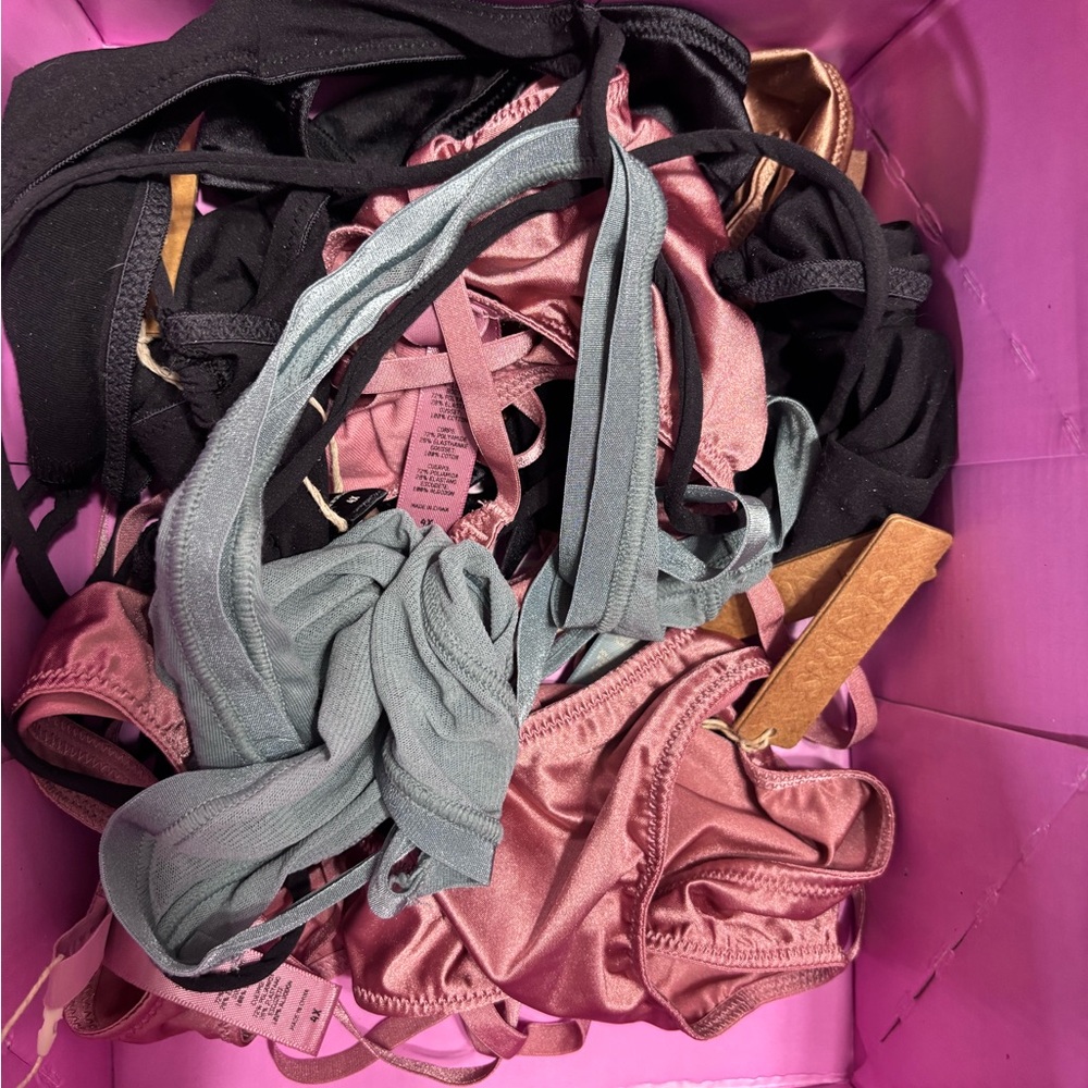 SKIMS bundle of 8 g-strings 4x